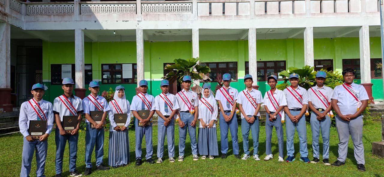 Upacara pengibaran bendera hari Senin